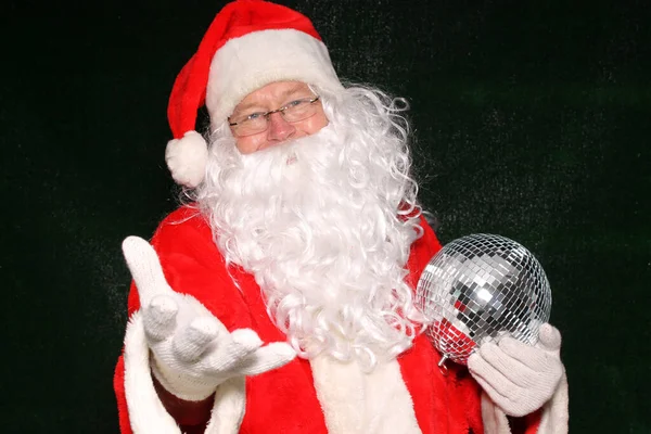 クリスマスだ サンタクロース ミラーボール フォトブース 写真ブースにいるサンタのポーズ サンタクロースは面白いです 楽しいサンタの写真 クリスマスパーティーのコンセプト サンタとミラーディスコボール サンタは大きなディスコボールで — ストック写真