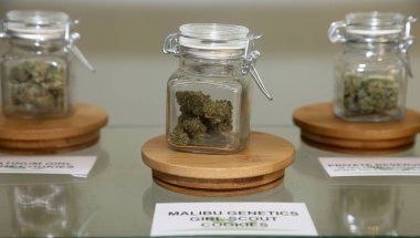 Los Angeles, Kaliforniya / ABD 1 Ocak 2018. Kaliforniya, 21 yaşından büyük yetişkinlerin eğlence amaçlı marihuana satışına ve kullanımına izin veriyor. Marihuana tomurcukları ve esrar Los Angeles 'ta bir dispanserde satılıyor. Tıbbi marihuana çiçeği tomurcukları. Yasal Esrar.  