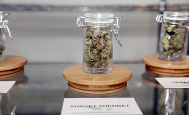 Los Angeles, Kaliforniya / ABD 1 Ocak 2018. Kaliforniya, 21 yaşından büyük yetişkinlerin eğlence amaçlı marihuana satışına ve kullanımına izin veriyor. Marihuana tomurcukları ve esrar Los Angeles 'ta bir dispanserde satılıyor. Tıbbi marihuana çiçeği tomurcukları. Yasal Esrar.  