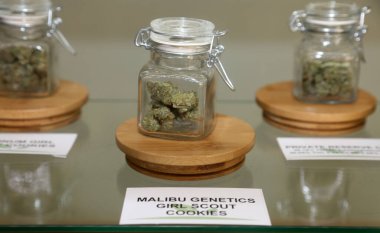 Los Angeles, Kaliforniya / ABD 1 Ocak 2018. Kaliforniya, 21 yaşından büyük yetişkinlerin eğlence amaçlı marihuana satışına ve kullanımına izin veriyor. Marihuana tomurcukları ve esrar Los Angeles 'ta bir dispanserde satılıyor. Tıbbi marihuana çiçeği tomurcukları. Yasal Esrar.  
