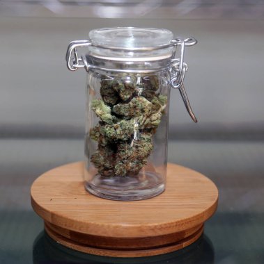 Los Angeles, Kaliforniya / ABD 1 Ocak 2018. Kaliforniya, 21 yaşından büyük yetişkinlerin eğlence amaçlı marihuana satışına ve kullanımına izin veriyor. Marihuana tomurcukları ve esrar Los Angeles 'ta bir dispanserde satılıyor. Tıbbi marihuana çiçeği tomurcukları. Yasal Esrar.  
