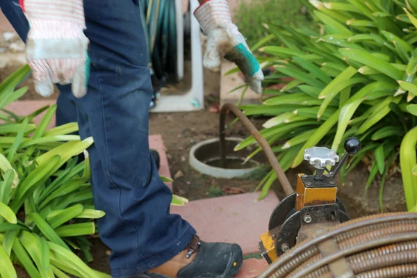 Rioolreiniging Een Loodgieter Gebruikt Een Rioolslang Verstopping Een Riool Schoon — Stockfoto