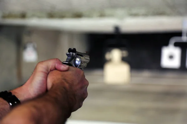 Homem Mãos Segurando Arma Galeria Tiro — Fotografia de Stock