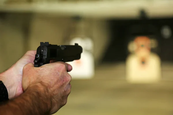 Homem Mãos Segurando Arma Galeria Tiro — Fotografia de Stock