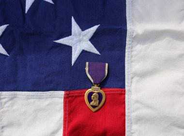 Lake Forest CA - 2 / 14 / 2018: İkinci Dünya Savaşı Mor Kalbi bir Amerikan Bayrağının üzerinde yatıyor. Mor Kalpler, savaşta yaralanan, ölen ya da kahramanlık gösteren askerlere verilir..