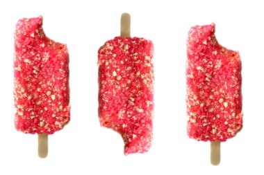 Çubuğun üzerinde çilekli dondurma çubuğu. Beyazda izole edilmiş.