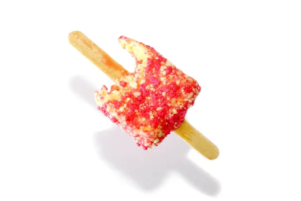 Aardbei Crunch Ice Cream Bar Een Stokje Geïsoleerd Wit — Stockfoto