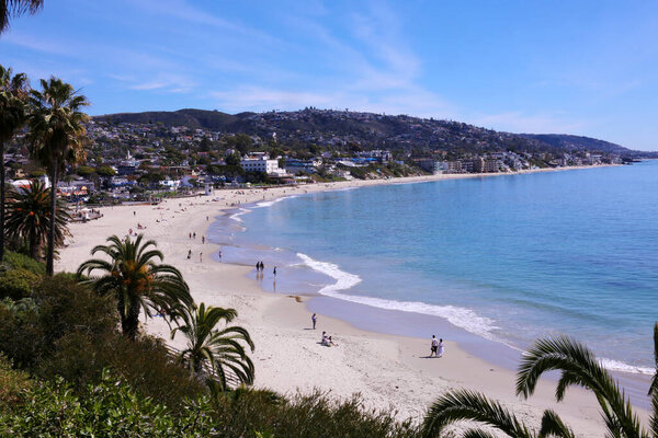 Лагуна Бич Калифорния - Главный Бич. Вид на главный пляж Лагуны, вид сверху и на юго-запад. Пляж Лагуна - это место для путешествий и отдыха.