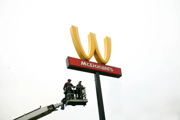Lynwood California 2018 Workmen Remove Mcdonalds Restaurant Sign Turned Upside — Stock Photo, Image