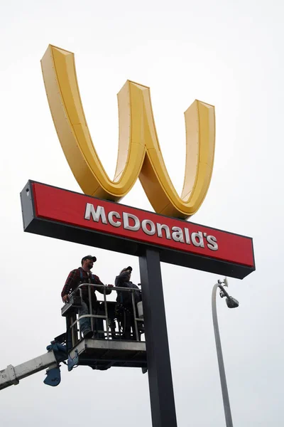 Lynwood California 2018 Workmen Remove Mcdonalds Restaurant Sign Turned Upside — Foto de Stock