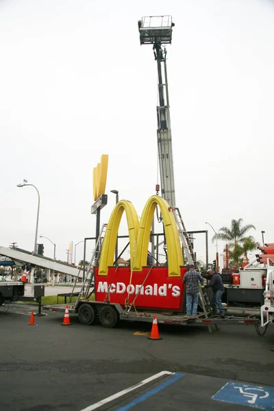 Lynwood California 2018 Workmen Use Crane Remove Replace Iconic Mcdonalds — Foto de Stock