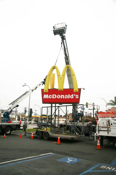 Lynwood California 2018 Workmen Use Crane Remove Replace Iconic Mcdonalds — Foto de Stock