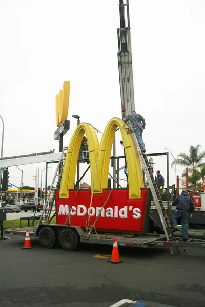 Lynwood California 2018 Workmen Use Crane Remove Replace Iconic Mcdonalds — Fotografia de Stock