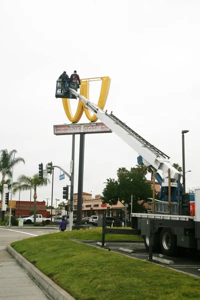 Lynwood California 2018 Workmen Use Crane Remove Replace Iconic Mcdonalds — Foto de Stock