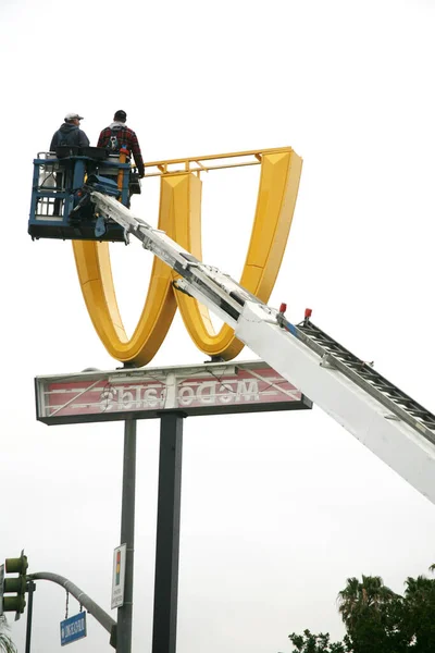 Lynwood California 2018 Workmen Use Crane Remove Replace Iconic Mcdonalds — Stockfoto