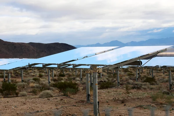 Solar Farm California Nevada Desert Сонячні Панелі Перетворюють Сонячне Світло — стокове фото