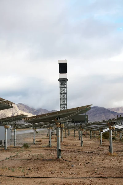 Solar Farm California Nevada Desert Сонячні Панелі Перетворюють Сонячне Світло — стокове фото