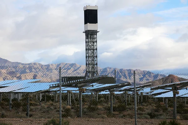 Solar Farm California Nevada Desert Сонячні Панелі Перетворюють Сонячне Світло — стокове фото