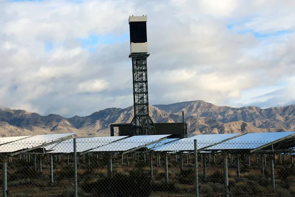 Solar Farm California Nevada Desert Сонячні Панелі Перетворюють Сонячне Світло — стокове фото