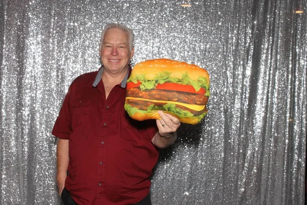 Retrato Hombre Mayor Con Almohada Hamburguesa Posando Sobre Fondo Lentejuelas —  Fotos de Stock