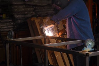 Kaynak. Kaynakçı Arc Welds metali. Endüstriyel Kaynak.