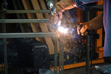 Kaynak. Kaynakçı Arc Welds metali. Endüstriyel Kaynak.