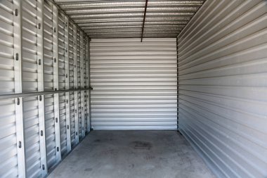 Depo Ünitesi. Boş Depo Birimi. Mini depo binası. depolama ünitesi. Boş garaj. Depo. Garaj. Boş oda. depolama. 