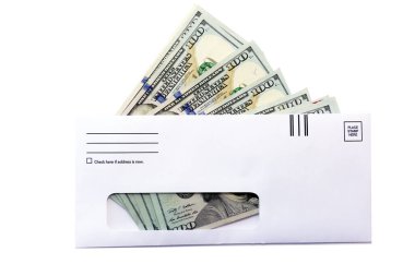 Zarf içinde nakit. Selofan pencereden görünen beyaz bir zarf içinde US Cash. Beyaz üzerine izole edilmiş. Metin için yer.