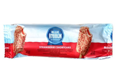 Beyaz arka planda izole edilmiş çilekli dondurma..