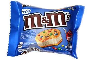 Beyaz arkaplanda M & M & M kurabiye sandviçi