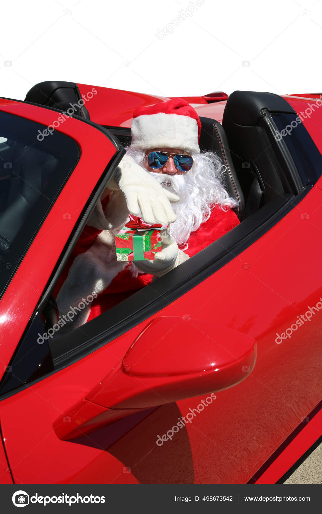 Der weihnachtsmann fährt ein rotes auto mit einem geschenk auf