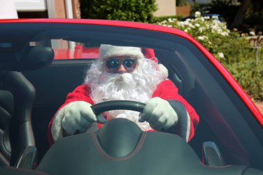 Noel Baba. Noel Baba kırmızı spor arabasıyla hızlı sürüyor. Noel Baba Hot Rod Car. Noel Baba kızağı. Noel Baba, Red Hot Sports Car 'ıyla hızlı sürerken Xmas hediyelerini dağıtıyor. Noel Baba, Hot Rod spor arabasını sürerken Noel hediyelerini dağıtıyor.. 