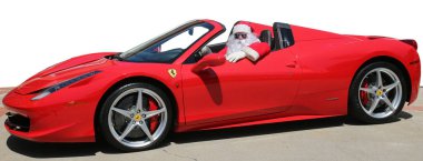 Noel Baba. Noel Baba kırmızı spor arabasıyla hızlı sürüyor. Noel Baba Hot Rod Car. Noel Baba kızağı. Noel zamanı. Noel Baba Red Hot Rod spor arabasıyla hızlı sürerken Xmas hediyelerini dağıtıyor. Beyazda izole edilmiş. Mesaj için yer var. Kırpma Yolu. Ho Ho Ho. 