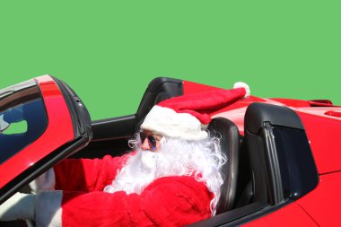 Noel Baba. Noel Baba kırmızı spor arabasıyla hızlı sürüyor. Noel Baba Hot Rod Car. Noel Baba kızağı. Noel zamanı. Noel Baba Red Hot Rod spor arabasıyla hızlı sürerken Xmas hediyelerini dağıtıyor. Yeşil Ekran arkaplanı.