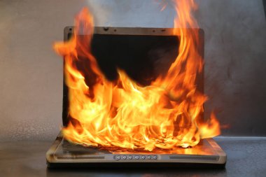 Laptop Hasarı. Laptop alev aldı. Bilgisayar Tamiri. Yanan Ateş dizüstü bilgisayarı. 