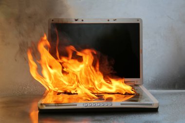Laptop Hasarı. Laptop alev aldı. Bilgisayar Tamiri. Yanan Ateş dizüstü bilgisayarı.  