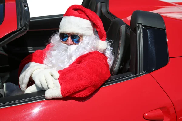 Pai Natal Papai Noel Dirige Rápido Seu Carro Esporte Vermelho — Fotografia de Stock