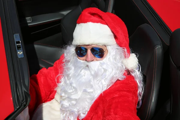 Pai Natal Papai Noel Dirige Rápido Seu Carro Esporte Vermelho — Fotografia de Stock