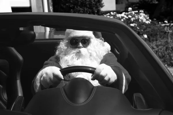Pai Natal Papai Noel Dirige Rápido Seu Carro Esporte Vermelho — Fotografia de Stock