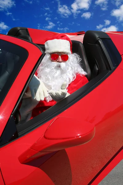 Święty Mikołaj Santa Szybko Jeździ Swoim Czerwonym Sportowym Samochodem Samochód — Zdjęcie stockowe
