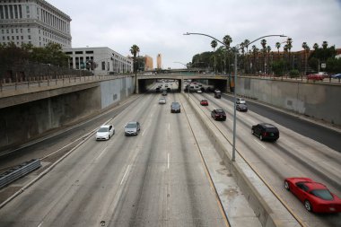 Hareket halindeki arabalarla şehir yolu manzarası