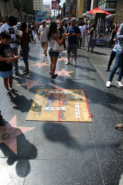 2018 Hollywood California People Gather Take Photos Look Talk Location — Stockfoto