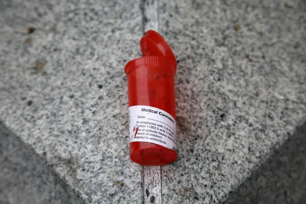 Contenant Rouge Vide Pour Cannabis Médical Sur Fond Lapidé — Photo