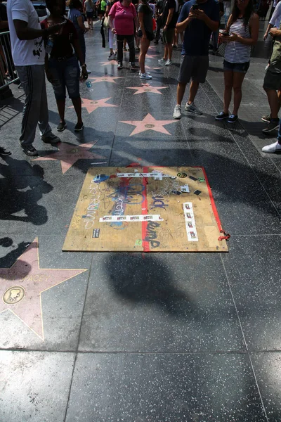 2018 Hollywood California People Gather Take Photos Look Talk Location — kuvapankkivalokuva