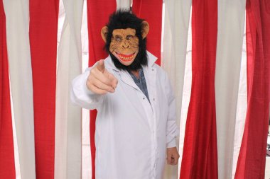 Cadılar Bayramı. Cadılar Bayramı kostümü. Şeytani Dişçi. Lanetli sirk dişçisi. Perili Karnaval Dişçisi. Katil Dişçi. Şeytani Sirk Palyaçosu. Şeytani Dişçi. Korkunç Dişçi Palyaço. Ürkütücü Cadılar Bayramı kostümü. Lanetli Sirk. Lanetli Karnaval. Cadılar Bayramı partisi. Kötülük.