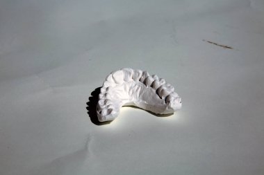 Cadılar Bayramı. İnsan dişleri. Ürkütücü Cadılar Bayramı İnsan Dişleri. Cadılar Bayramı Dişleri. Kurukafa ve Haç Kemikleri. Ürkütücü insan iskeleti. Cadılar Bayramı görüntüleri. Cadılar Bayramı ve ölüm kavramı. Kafatası Dişleri döküm. Dişleriyle insan çene kemikleri. 