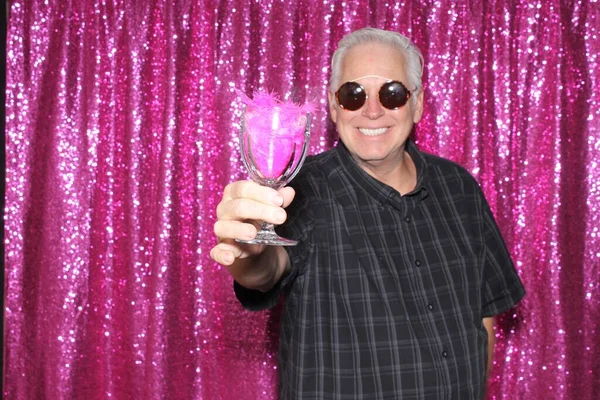 Retrato Homem Sênior Com Óculos Sol Copo Vinho — Fotografia de Stock