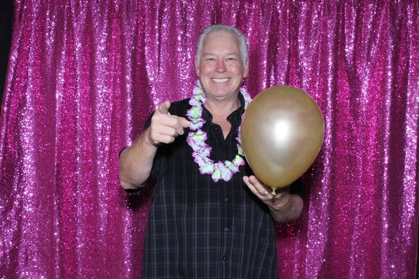 Senior Man Poseren Met Ballon Glanzende Roze Pailletten Draperen Achtergrond — Stockfoto