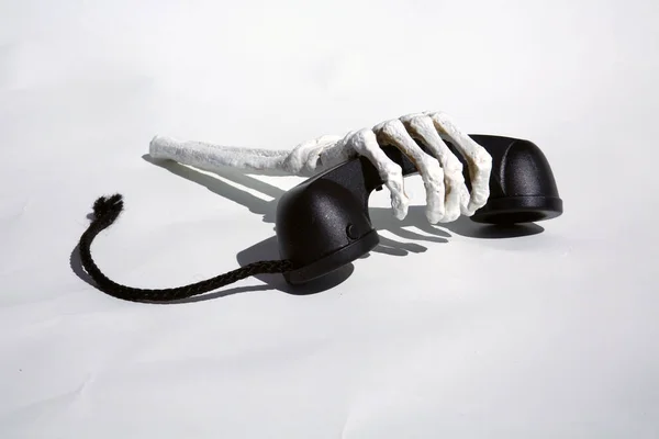 Halloween Telefon Skelett Telefon Skelettarm Hält Einem Telefonhörer Für Immer — Stockfoto