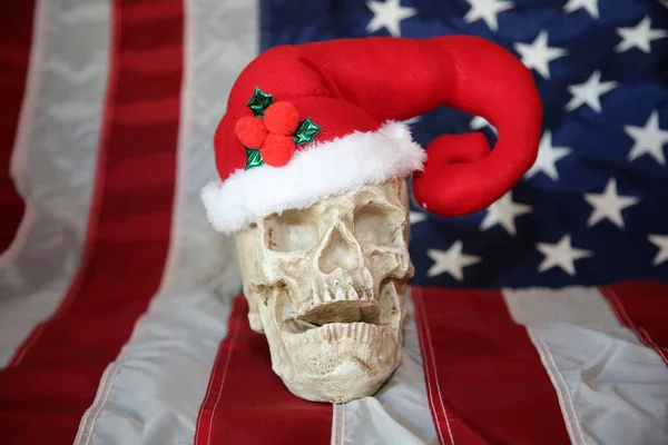 ハロウィンだ クリスマスだ サンタ スカル 人間の頭蓋骨はサンタクロースの帽子をかぶっている クリスマスは死者と死者の両方によって祝われます メリークリスマス ハロウィン 悪のクリスマススカル サンタクロースの帽子をかぶった人間の頭蓋骨 — ストック写真